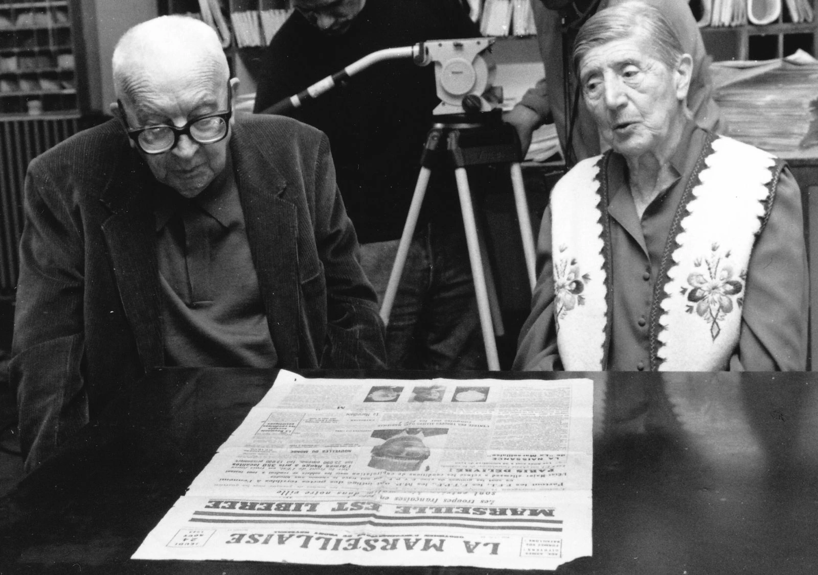 Rosette et André Remacle devant la "Une" de La Marseillaise du 24 août 1944.